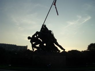 Постамент выполнен из тёмного гранита, п