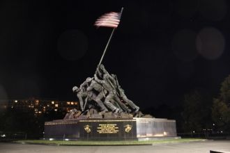 На гранитном постаменте высотой 4,5 метр