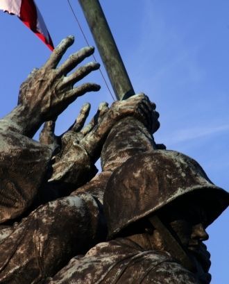 Памятник морским пехотинцам сооружен по 