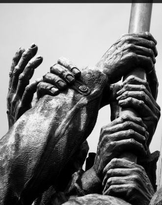 Высота бронзовых скульптур составляет 9,