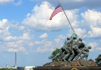 По окружности постамента выгравированы м