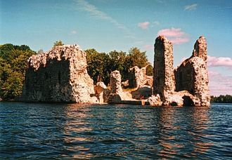 Замок был построен на мысе образованном 