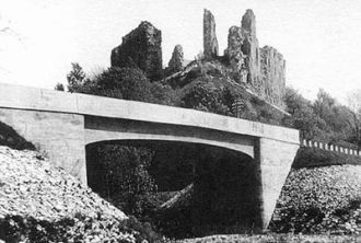 Замок был построен из доломита, проёмы о