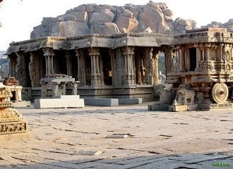 Огромные глыбы гранита, разбросанные по 