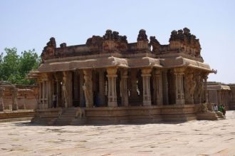 Хампи можно разделить на 2 части — Корол