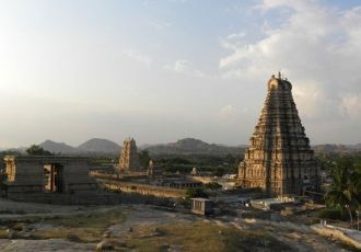 В самом центре руин города находится дер