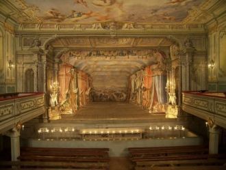 Театр Крумловского замка – это уникальны