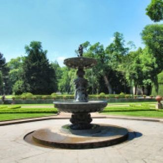 «Поющим» фонтан называется потому, что з