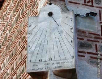 Старинные каменные солнечные часы на зда