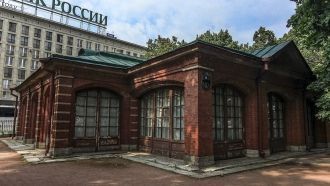 В наши дни дом царя словно отодвинулся о