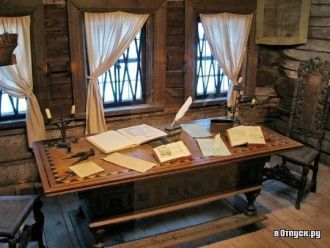 Внутренние стены и потолки были обтянуты