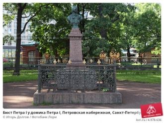 В 1875 гуду у входа был установлен бюст 