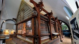 Сегодня там можно видеть мебель, посуду 