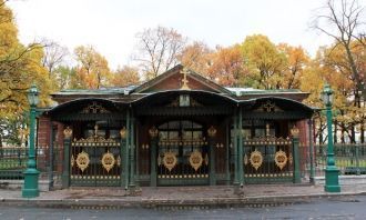 Снаружи стены были расписаны под кирпич.