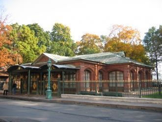 Дом-музей окружен чугунной оградой, отли