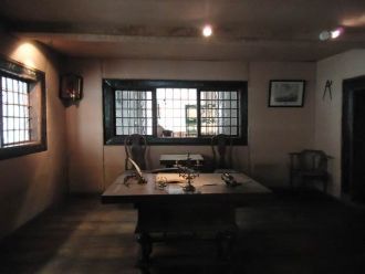 В домике находились сени, кабинет, столо