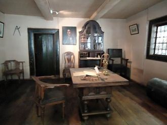 Внутренние стены и потолки были обтянуты