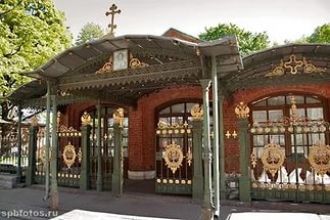 На воротах - вензель Петра - две перекре