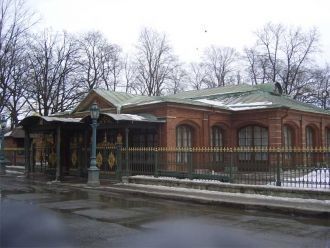 Домик напоминает голландскую постройку с