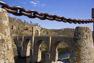 Сейчас мост имеет длину 194 метра, ширин