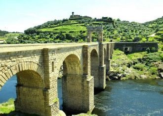 Посередине моста возвышается 10-метровая