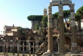Территория Римского форума условно делил