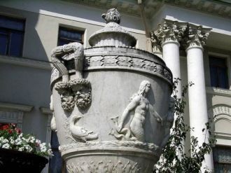 Ваза из белого мрамора