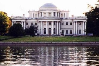 Центральный выступ украшают колонны, а п