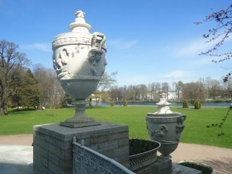 По обеим сторонам, лестница украшена ваз