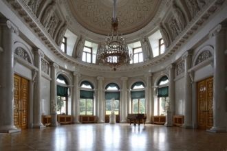 При входе, в Передней, в попарно располо