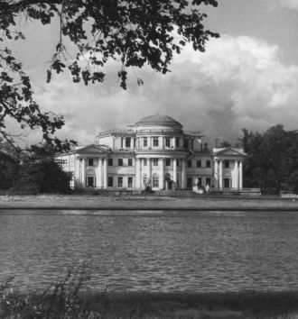 В центре фасада можно увидеть плавно скр