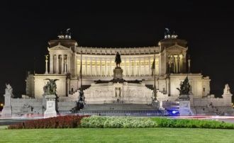 Название площади происходит от знаменито