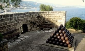 Платформу форта облагородили, в центре д