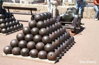 Пирамиды из ядер в Форте Антуан.