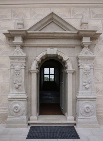 На входе можно видеть гравировку даты по