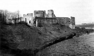 Первоначально крепостные ворота были защ