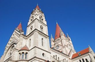 Башни церкви Assisikirche видны на дальн