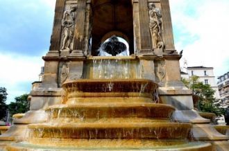 В своём романе «Жизнь Ренуара», Анри Пер