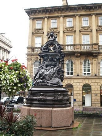 Памятник королеве Виктории на площади пе