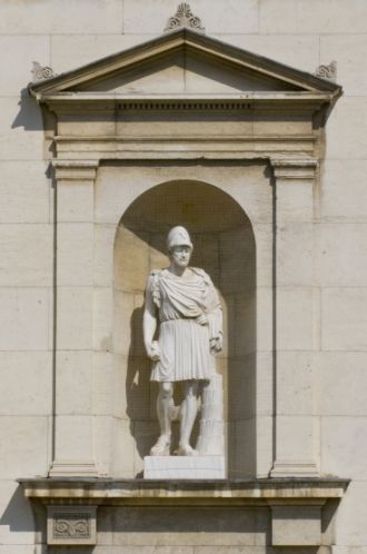 Ниша фасада. Внешние стены здания украше