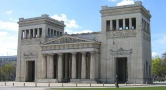 Пропилеи. Позднее к Глиптотеке пристроил