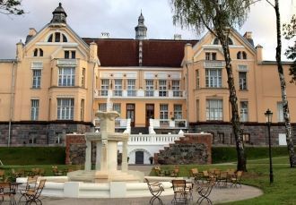 Вилла Хайма Френкеля. Двор позади виллы