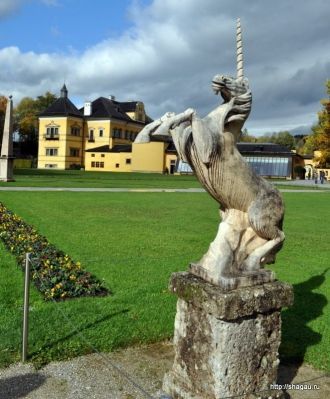 Скульптура единорога в парке