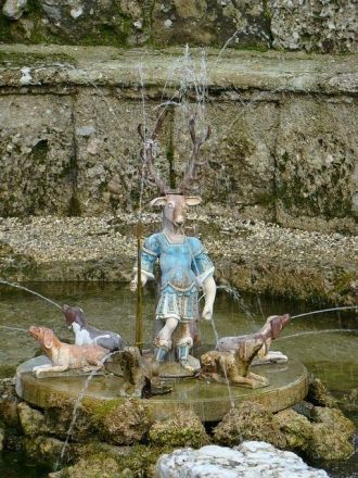 Обширный парк насыщен прудами, скульптур