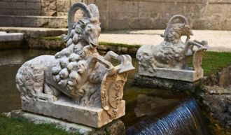 В таинственных гротах парка Хелльбрунна 