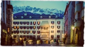 Открытым балконом сделан только верхний 