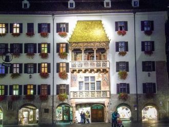 Дом с золотой крышей – старейшее здание 