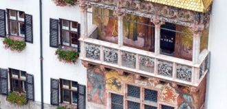 Стены здания украшены замысловатой роспи