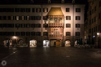 Дом с золотой крышей ночью