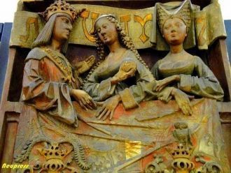 Золотая крыша выделяется своим насыщенны